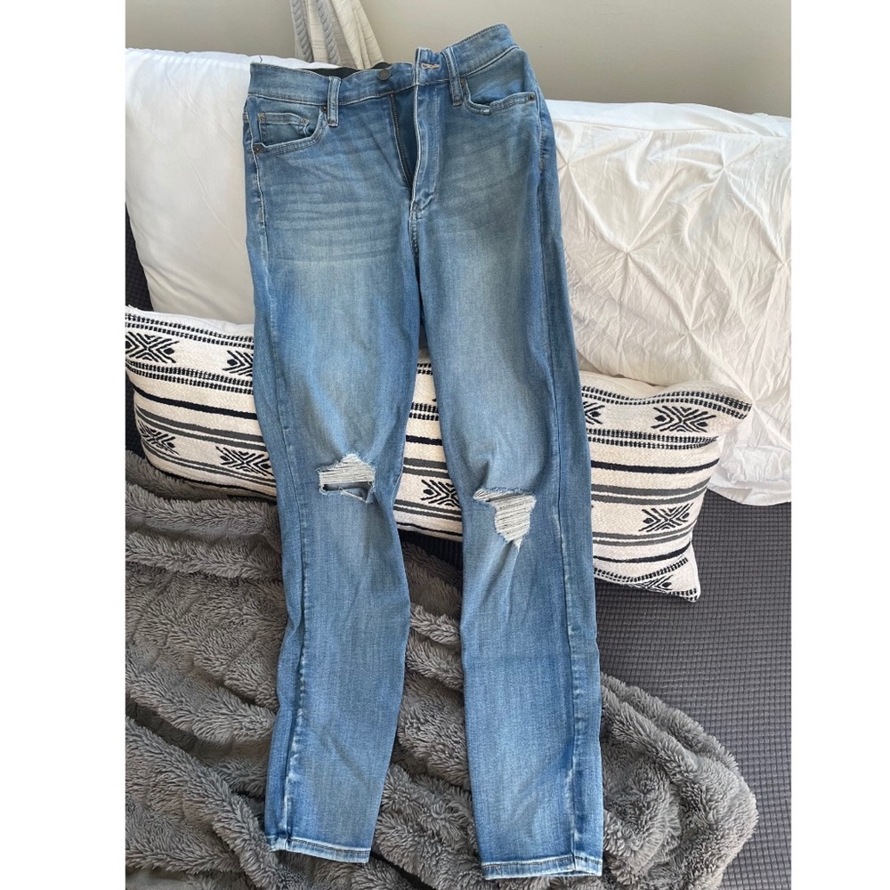 Stretchy skinny jeans/ripped knees.